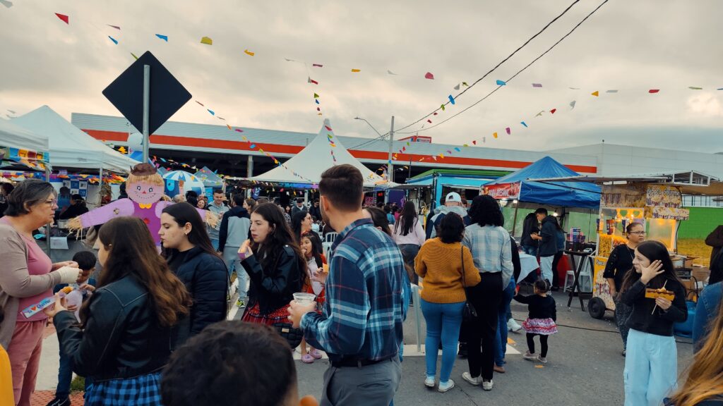 Comunidade reunida na Festa Junina do bairro Bela Vista em Palhoça