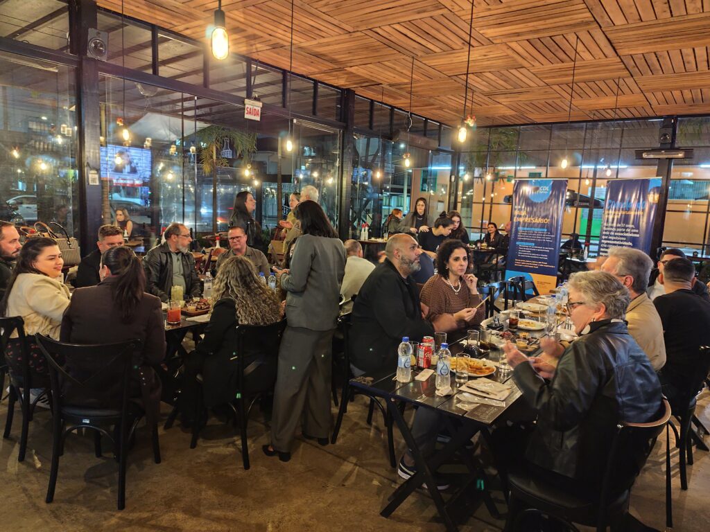 Empresários reunidos no evento Fala Empresário em Palhoça